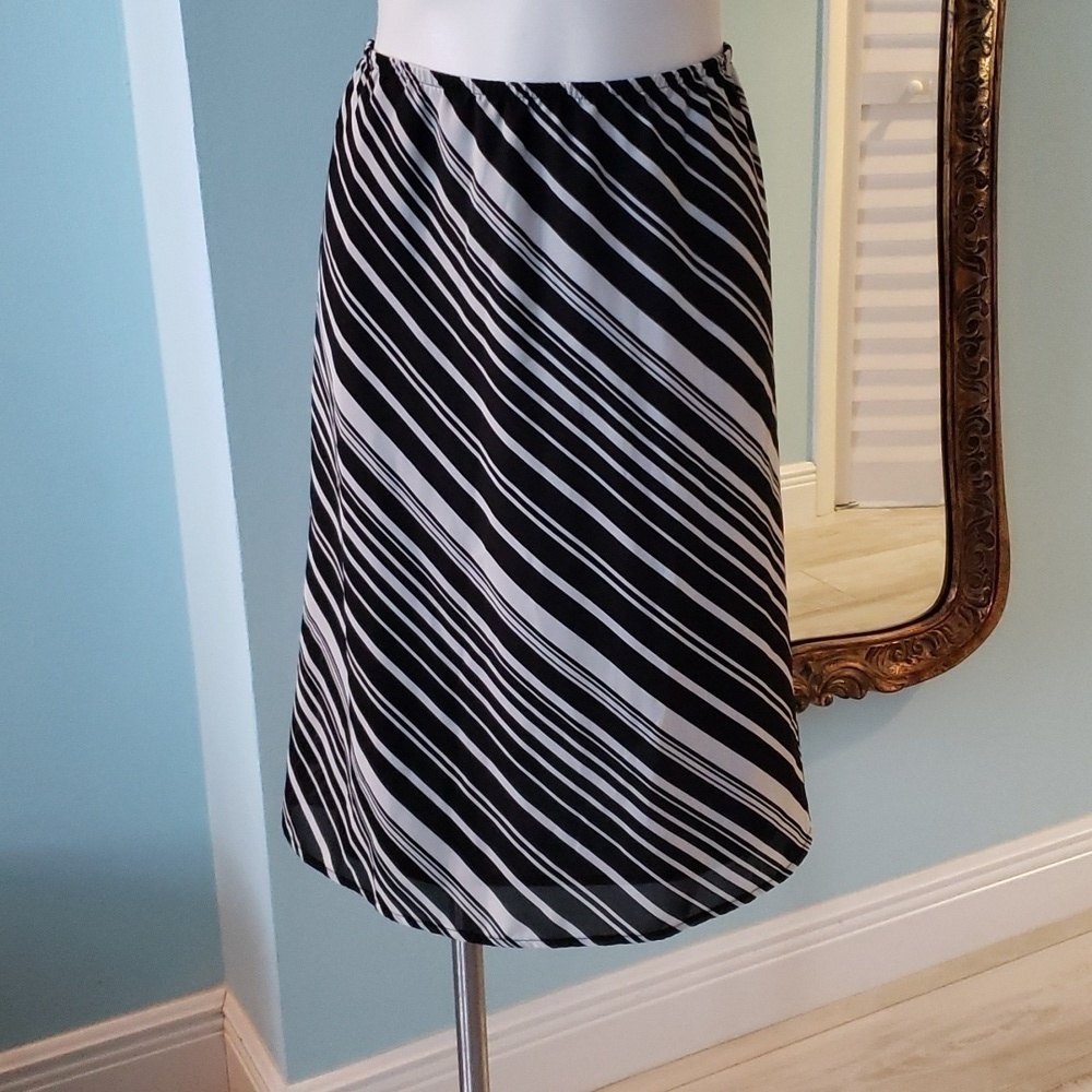 BLACK AND WHITE PULL ON SKIRT